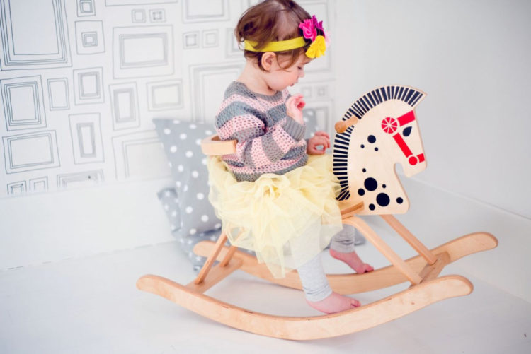 Drewniany konik na biegunach z oparciem GROSZEK