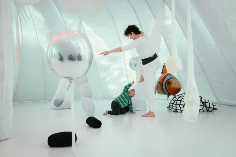 MaMoMi – niezwykła instalacja performatywna dla najmłodszych i ich opiekunów w Nowym Teatrze