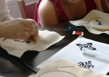 HAFTUJEMY KRÓLEWSKIE OGRODY warsztaty haftu dla dzieci