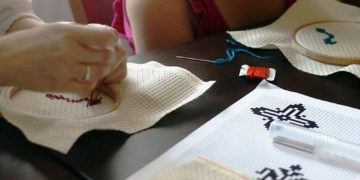 HAFTUJEMY KRÓLEWSKIE OGRODY warsztaty haftu dla dzieci