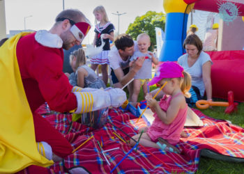 Aktywna Rodzina w kolejnych dzielnicach Warszawy! Kapitan Warszawa uczy pomagania i szuka właśnie Ciebie!