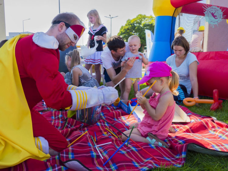 Aktywna Rodzina w kolejnych dzielnicach Warszawy! Kapitan Warszawa uczy pomagania i szuka właśnie Ciebie!