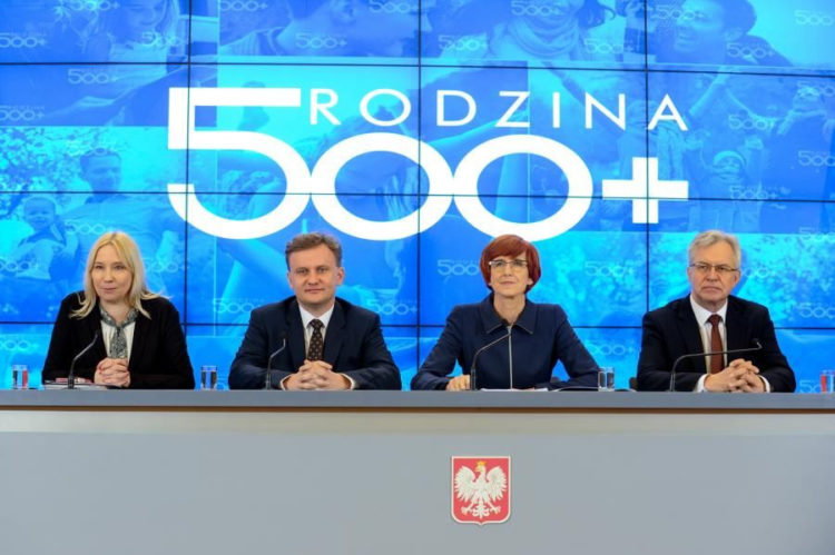 Ministerstwo Cyfryzacji zapowiada rewolucję w składaniu wniosków o 500+. Od 1 sierpnia uproszczony formularz będzie dostępny poprzez m.in. witrynę PUE-ZUS i obywatel.gov.pl