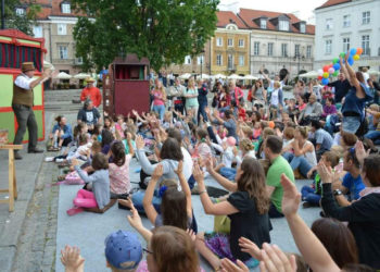 Tysiące widzów uczestniczyło w spotkaniu z ulicznym teatrem lalkowym podczas minionego weekendu. W Warszawie odbył się  II Międzynarodowy Festiwal Ulicznych Teatrów Lalkowych – „Lalka na Scenie”