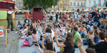 Tysiące widzów uczestniczyło w spotkaniu z ulicznym teatrem lalkowym podczas minionego weekendu. W Warszawie odbył się  II Międzynarodowy Festiwal Ulicznych Teatrów Lalkowych – „Lalka na Scenie”