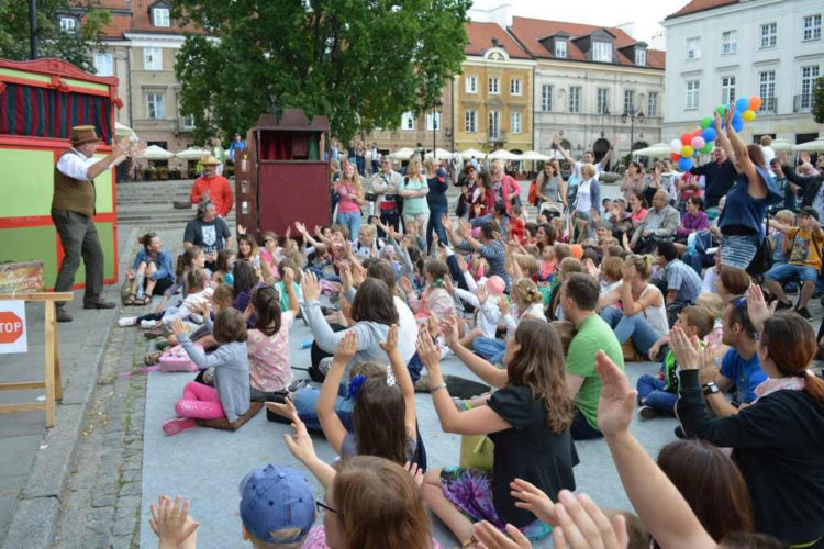 Tysiące widzów uczestniczyło w spotkaniu z ulicznym teatrem lalkowym podczas minionego weekendu. W Warszawie odbył się  II Międzynarodowy Festiwal Ulicznych Teatrów Lalkowych – „Lalka na Scenie”