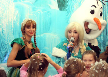 Spektakl „Kraina Lodu. Bałwanek, który potrzebuje ciepła”