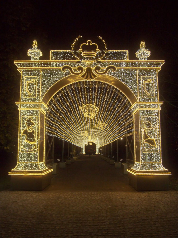 KRÓLEWSKI OGRÓD ŚWIATŁA wystawa plenerowa Muzeum Pałacu Króla Jana III w Wilanowie