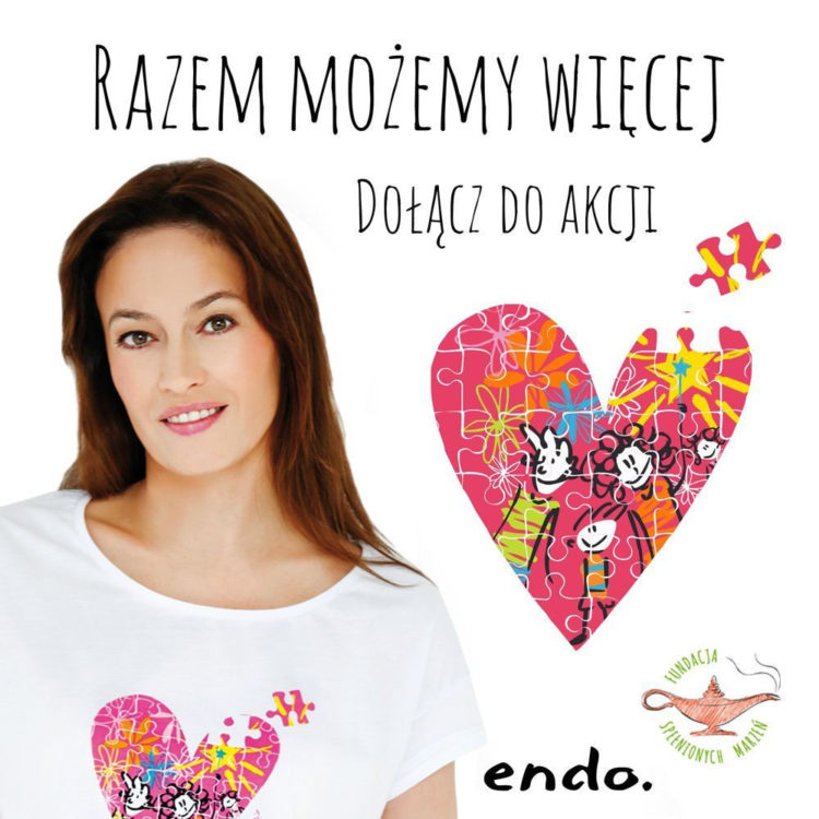 POMYSŁ NA PREZENT, KTÓRY OBDARUJE PODWÓJNIE – KOSZULKI WSPIERAJĄCE CHARYTATYWNY PROJEKT „RAZEM MOŻEMY WIĘCEJ”