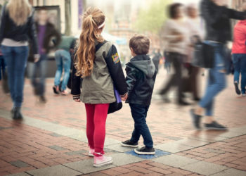 BEZPIECZNE DZIECKO W ZATŁOCZONEJ GALERII HANDLOWEJ – 3 ZASADY, KTÓRE MUSI ZNAĆ DZIECKO, GDY SIĘ ZGUBI