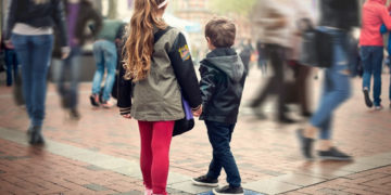 BEZPIECZNE DZIECKO W ZATŁOCZONEJ GALERII HANDLOWEJ – 3 ZASADY, KTÓRE MUSI ZNAĆ DZIECKO, GDY SIĘ ZGUBI