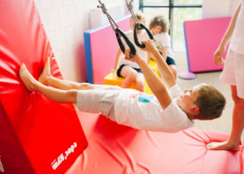 ZAJĘCIA GIMNASTYCZNE Z OBRĘCZAMI I POPRZECZKAMI W GYM GENERATION