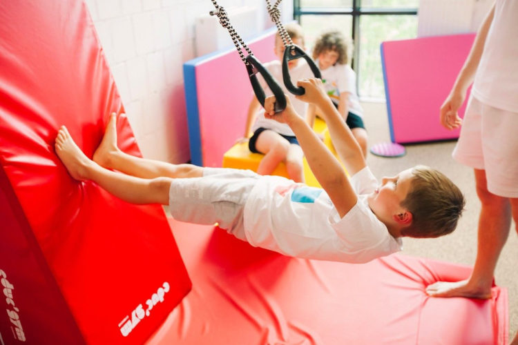 ZAJĘCIA GIMNASTYCZNE Z OBRĘCZAMI I POPRZECZKAMI W GYM GENERATION