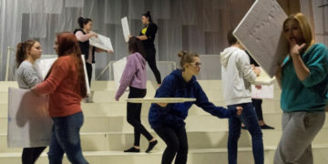 Premiera spektaklu „Zakład o…” grupy OTWARTA SCENA w Teatrze Lalka