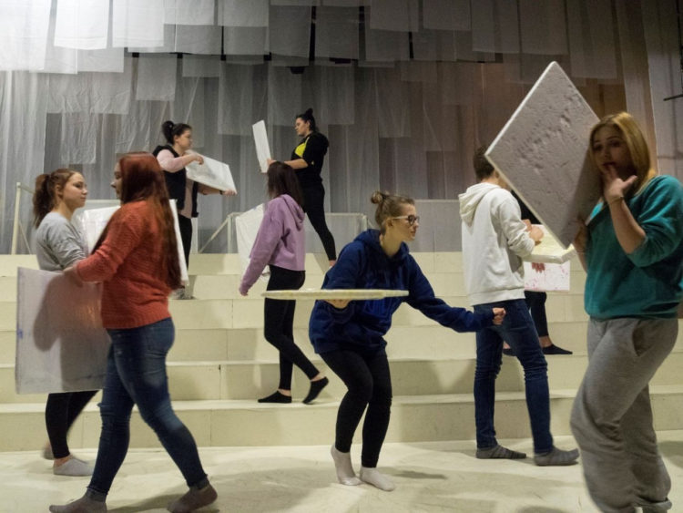 Premiera spektaklu „Zakład o…” grupy OTWARTA SCENA w Teatrze Lalka