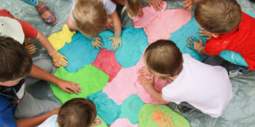 PLENEROWE SENSOZABAWY – TWÓRCZE WARSZTATY RODZINNE NA URSYNOWIE