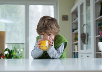 Sok w żywieniu dzieci – zalecenia, wpływ na zdrowie i masę ciała