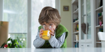 Sok w żywieniu dzieci – zalecenia, wpływ na zdrowie i masę ciała