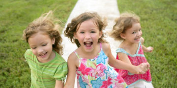 Uśmiech na brudnej buzi, czyli zabawy sensoryczne dla dzieci – Ciuchcia Puch Puch radzi