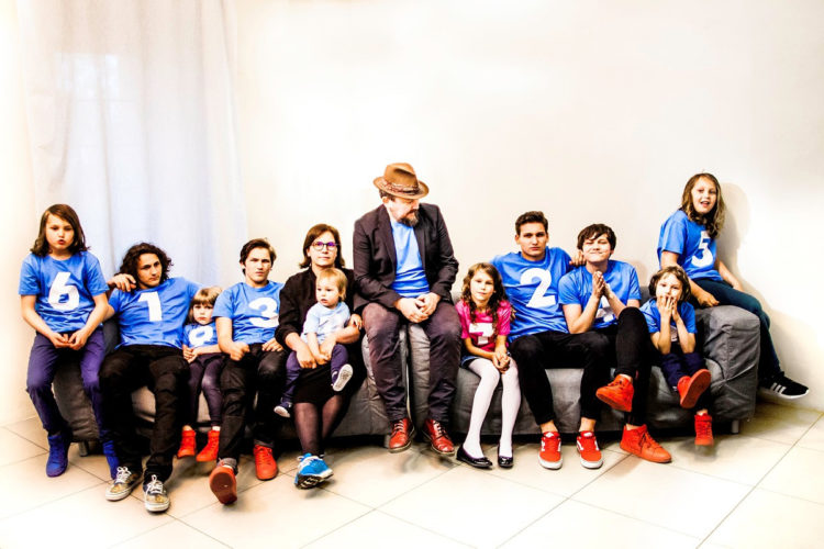 NOWY ZESPÓŁ „RODZINA BRODÓW” I ICH SINGIEL Z OKAZJI OCZEKIWANIA NA NARODZINY 11 DZIECKA!