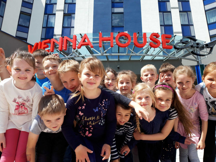 Promowanie zrównoważonego rozwoju w Vienna House w Dzień Dziecka