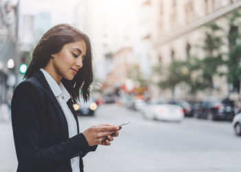 Cyfrowy pomocnik na wyciągnięcie ręki, czyli jak wykorzystać smartfona do nauki języka