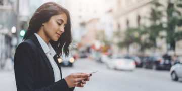 Cyfrowy pomocnik na wyciągnięcie ręki, czyli jak wykorzystać smartfona do nauki języka