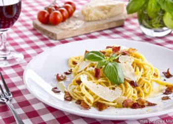 Charytatywny pokaz mody z gwiazdami