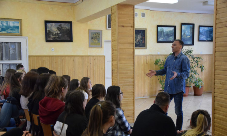 Alarmujący problem bólu pleców wśród młodzieży szkolnej.