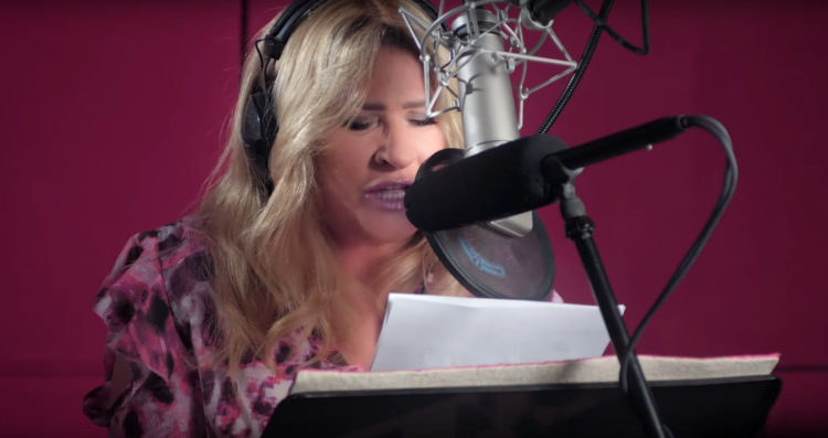 Ze skrzydłami motyla i czarodziejską różdżką – Beata Kozidrak znów zaskakuje! Gwiazda polskiej sceny zaśpiewała piosenkę do animacji „Playmobil. Film”