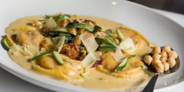 Sekretne życie owoców morza – Delikatne ravioli faszerowane homarem w sosie winno-pomidorowym