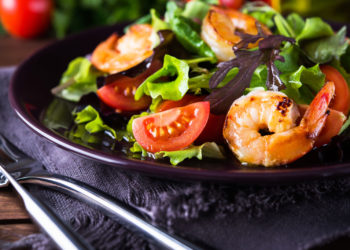 Sekretne życie owoców morza – Lekka sałatka z krewetkami i pomidorkami koktajlowymi