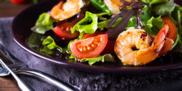Sekretne życie owoców morza – Lekka sałatka z krewetkami i pomidorkami koktajlowymi