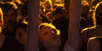 Współczesny autorytet – rodzic, nauczyciel, idol a może celebryta? Kilka słów o tym jak rozpoznać prawdziwy wzorzec w świecie pseudo-autorytetów