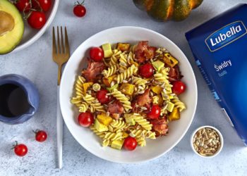 ŚWIATOWY DZIEŃ MAKARONU! Przepis na SAŁATKA ZE ŚWIDRAMI Z AWOKADO, PIECZONĄ DYNIĄ I SZYNKĄ SZWARCWALDZKĄ