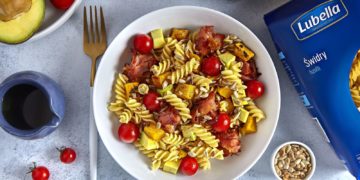 ŚWIATOWY DZIEŃ MAKARONU! Przepis na SAŁATKA ZE ŚWIDRAMI Z AWOKADO, PIECZONĄ DYNIĄ I SZYNKĄ SZWARCWALDZKĄ