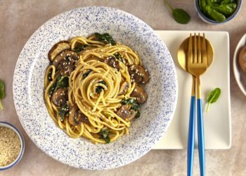 ŚWIATOWY DZIEŃ MAKARONU! Przepis na SPAGHETTI ZE SZPINAKIEM I BRĄZOWYMI PIECZARKAMI I SEZAMEM