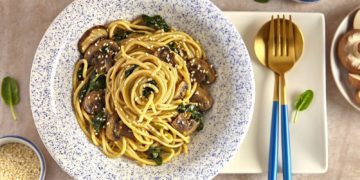 ŚWIATOWY DZIEŃ MAKARONU! Przepis na SPAGHETTI ZE SZPINAKIEM I BRĄZOWYMI PIECZARKAMI I SEZAMEM