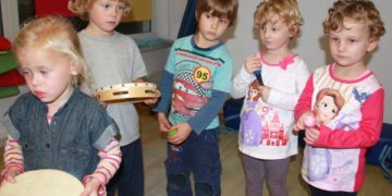 „Idzie jesień” – zabawy muzyczno-plastyczne w Muzycznej Przystani