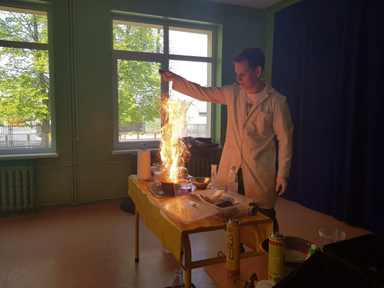 Klubokawiarnia Hopsaska zaprasza na pokaz doświadczeń pt.: „W krainie ciepła”