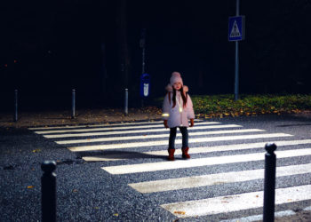 Czy Twoje dziecko jest widoczne na drodze po zmroku?