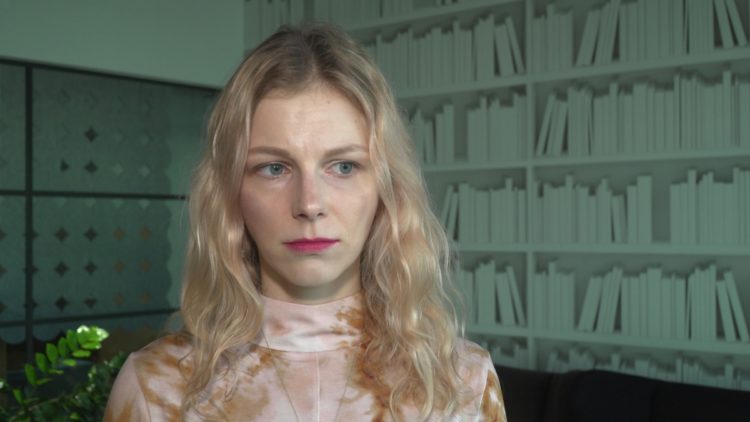 Smog powoduje powstawanie zmarszczek i przebarwień. Najważniejsze jest prawidłowe oczyszczanie skóry (wideo)