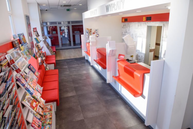 Poczta Polska: klienci kupują w placówkach coraz więcej artykułów