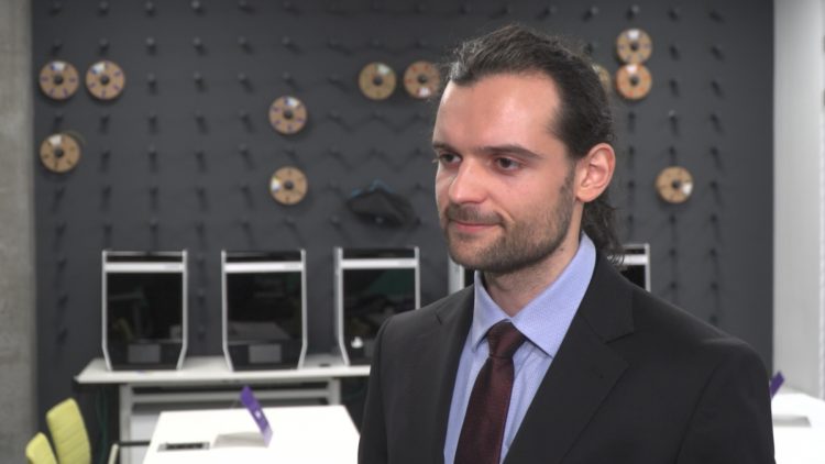 Wirtualny Nauczyciel udzieli korepetycji z matematyki. Dzięki machine learning rozpozna słabe strony ucznia i sam dobierze odpowiednie zadania (wideo)
