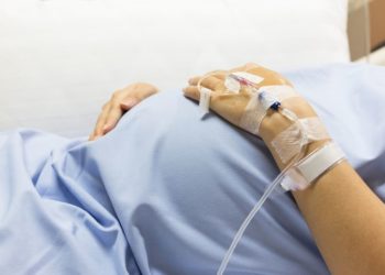 Koronawirus SARS-CoV-2 a ciąża: czy zakażenie zwiększa ryzyko poronień i wad wrodzonych płodu?