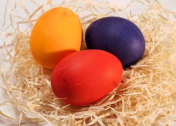 Naturalne sposoby barwienia jajek na Wielkanoc