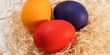 Naturalne sposoby barwienia jajek na Wielkanoc