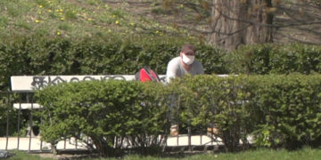 Koronawirus dużym zagrożeniem także dla zdrowia psychicznego. Stres i napięcie u wielu osób mogą prowadzić do kryzysu emocjonalnego