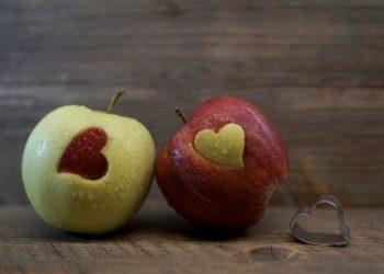 Prym wiedzie jabłko, tuż za nim pomidor i marchewka