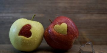 Prym wiedzie jabłko, tuż za nim pomidor i marchewka